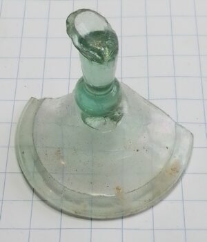 voetfragment glas met omgeslagen voetrand (1700-1750)