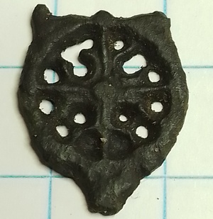 kledinghaak 1C knoophaak met opengewerkt langkruis (ca1500-1650)