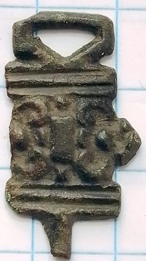 kledinghaak 1C rechthoek met ribbels (1500-1650)