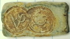 pijplood met monogram (ca1300-1800)