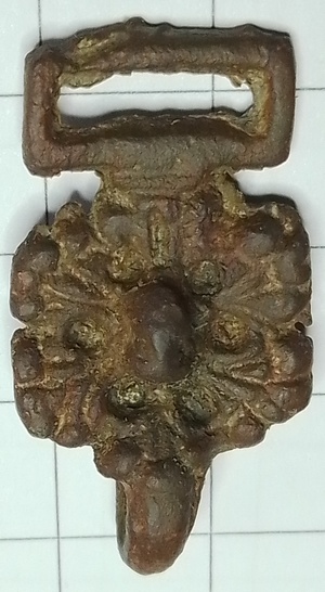 kledinghaak 1C grote bloem (1500-1650)