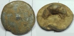 knoop plat met central knop lood-tin