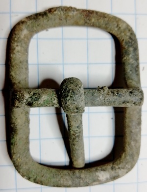 gesp met verhoogde middenstijl