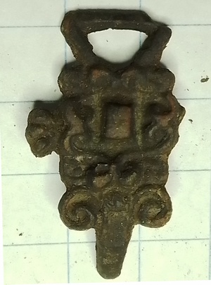 kledinghaak 1C rechthoek versierd (ca1500-1650)