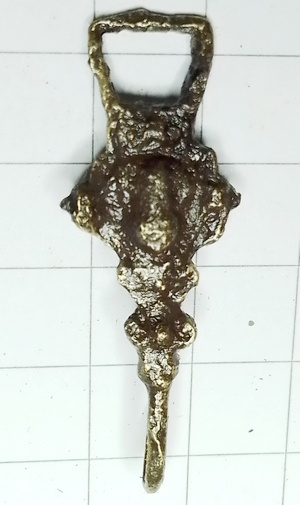 kledinghaak 1C kop op bloemenkruis (ca1500-1650)