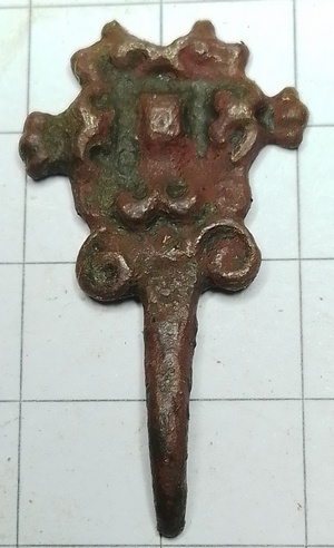 kledinghaak 1C rechthoek versierd (ca1500-1650)