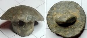 knoop kaal achterzijde met opschrift