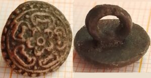 knoop roosje in cirkel met parelrand