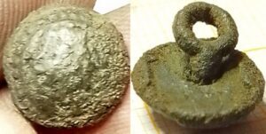 portretknoopje links kijkende man