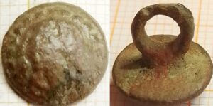 portretknoopje links kijkende man