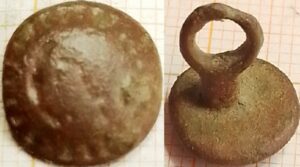 portretknoopje links kijkende man