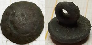 portretknoopje links kijkende man