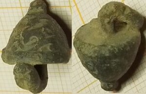 knoop eikel versierd loodtin met lusoog