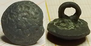 portretknoopje links kijkende man