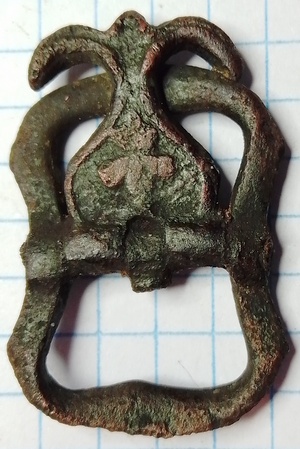 gesp met visstaart-bevestiging en fleur de lis