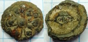 knoop loodtin met bloemmotief