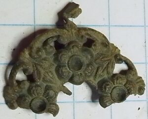 Ajour hanger met florale decoratie - fragment (ca 1875-1925)