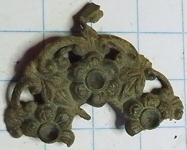 Ajour hanger met florale decoratie - fragment (ca 1875-1925)